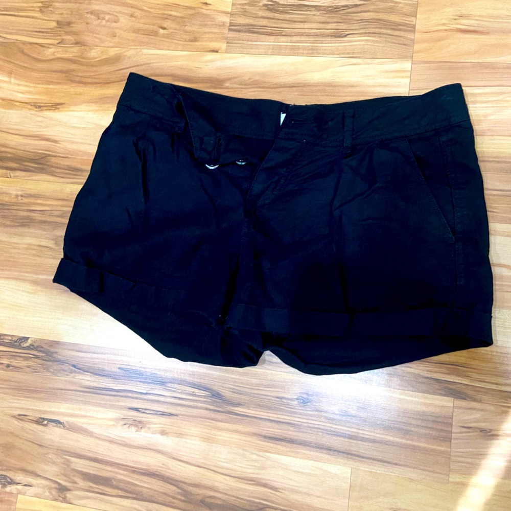 Black pleated shorts, size 27